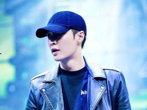 张艺兴吃瓜娱乐